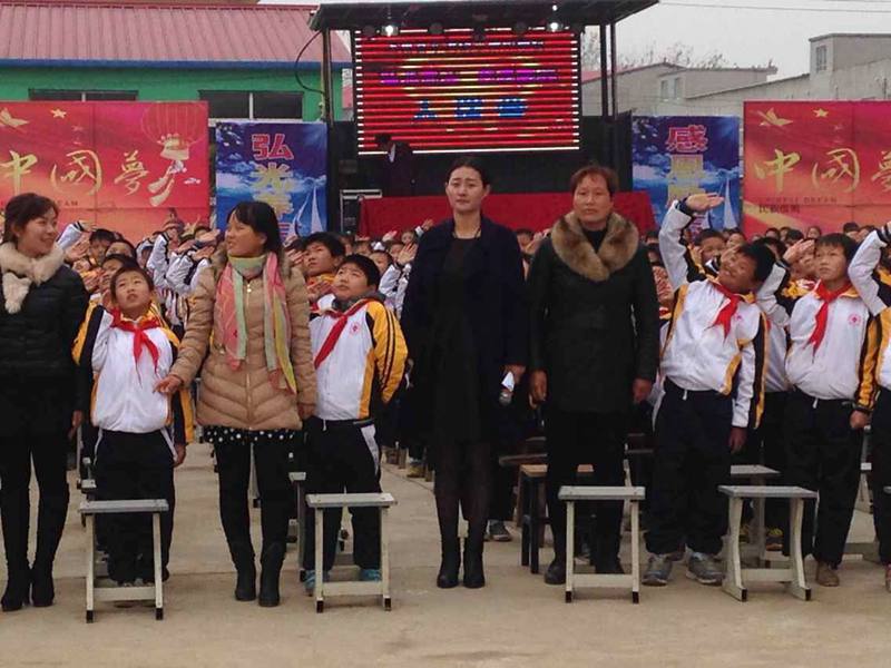 美麗的城市女孩在貧困鄉村用大愛演繹自己的青春風采