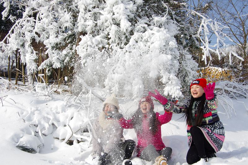 美女游客大別山遇雪凇瘋狂嬉雪自拍