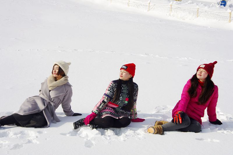 美女游客大別山遇雪凇瘋狂嬉雪自拍