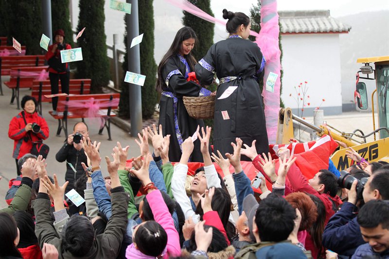 景區(qū)舉辦“女生節(jié)”推土機(jī)上發(fā)百萬洋紅包