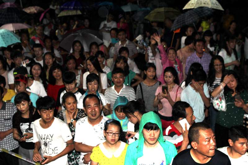 上千民眾冒雨期待放飛螢火蟲童話夢(mèng)境（圖）