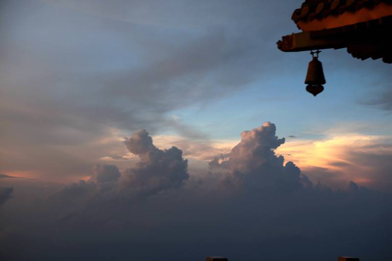 河南老君山天空現瑞獸奇觀