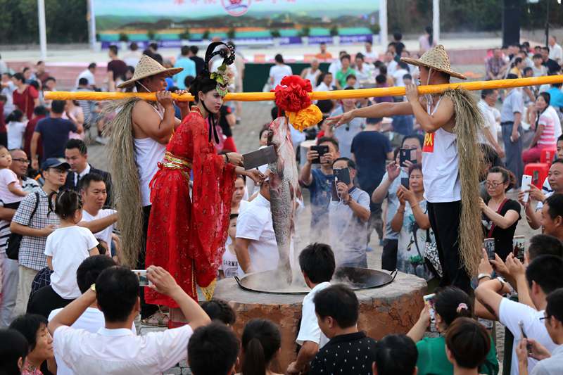 紅顏“西施”灶臺(tái)高筑拎刀開(kāi)膛破肚剝魚(yú)王