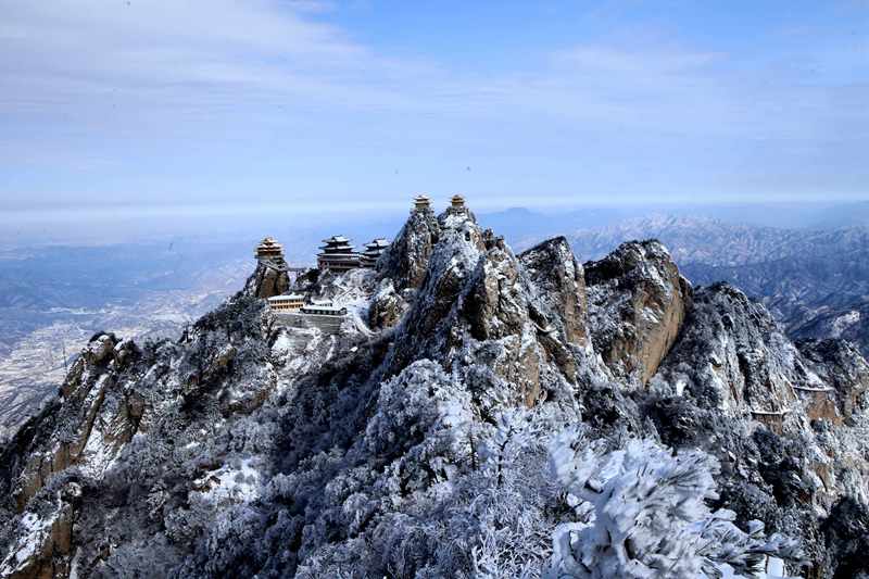 老君山絕壁道觀雪后初晴美成童話 環衛工千米金頂獨享美景（高清大圖）