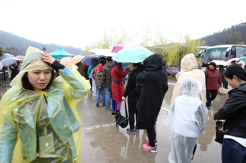 農村人包餃子免費送  吸引千名城里人冒雨排隊等吃（圖）