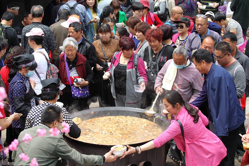 三千名民眾愚公故里吃大鍋飯 畫風淳樸