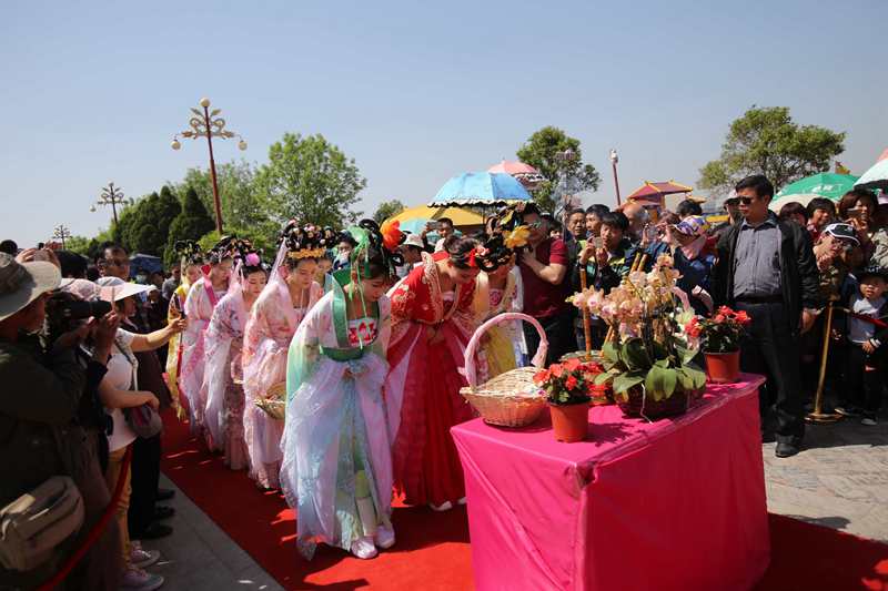 花朝節(jié)：美女穿古裝拜花神求青春常駐貌美如花（圖）