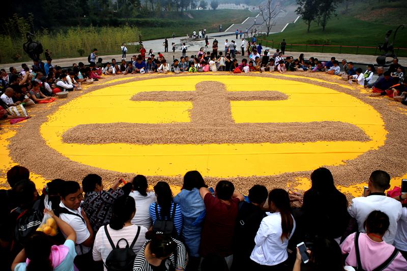 千余民眾趕赴王屋山同吃“土”    2噸土饃被掃光