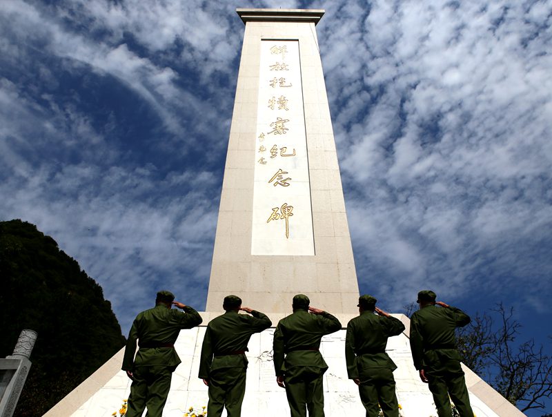 山民十萬顆山楂拼“五星”    老兵編“花環(huán)”敬烈士