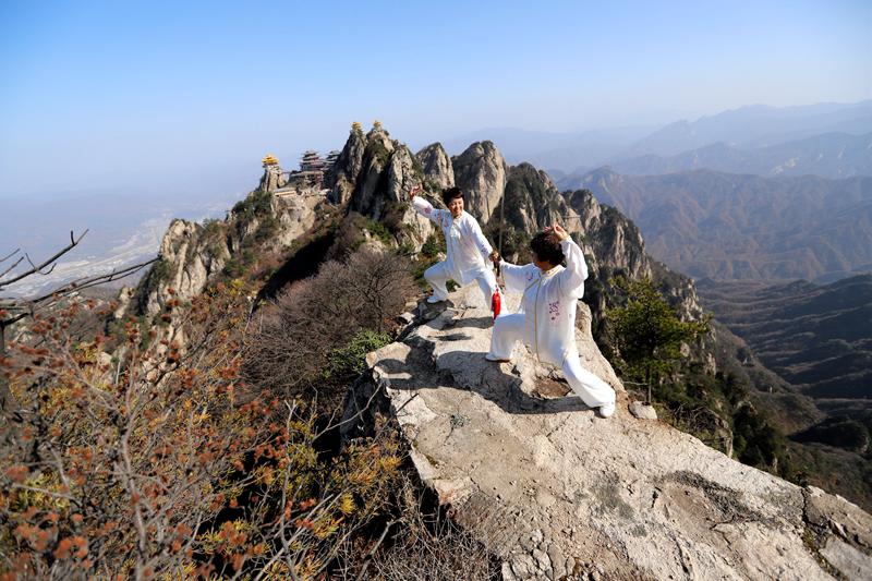 六旬老太懸崖絕壁舞劍“決斗” 戰(zhàn)在如畫風(fēng)景里堪比武俠大片 朝天蹬輕松一字馬