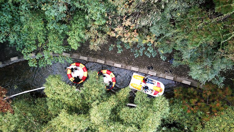 丹江大觀苑水位上漲步道長廊變“水渠”   民眾廊亭里劃船觀景