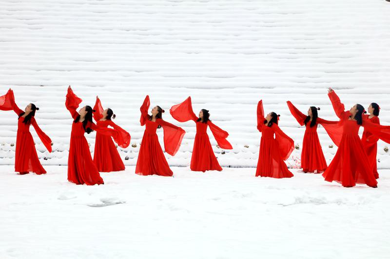 河南一景區(qū)數(shù)女子著薄紗“浴”雪起舞