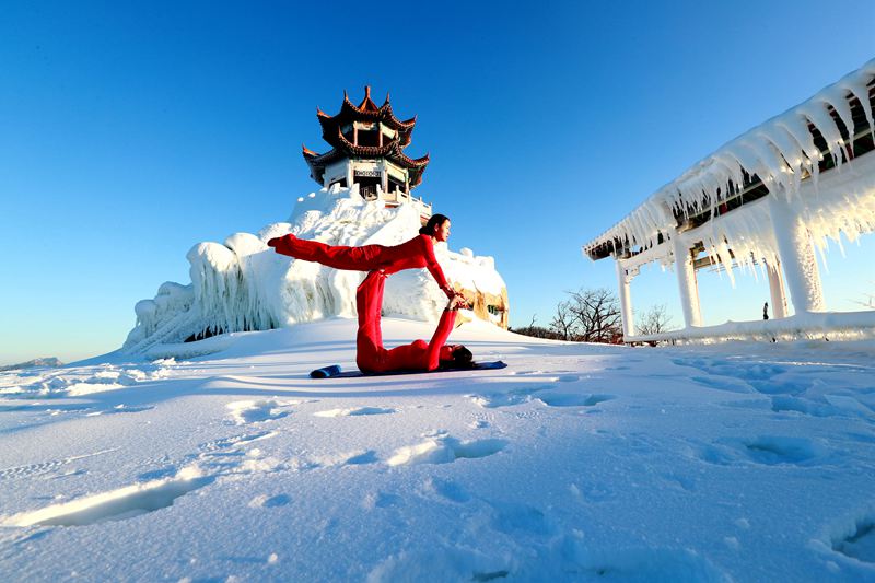 粉紅女郎雪地瑜伽展芳華 網(wǎng)友：這是仙境里修煉玉女心經(jīng)？