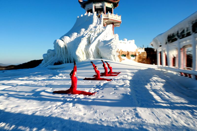 粉紅女郎雪地瑜伽展芳華 被感嘆：這是仙境里修煉玉女心經？