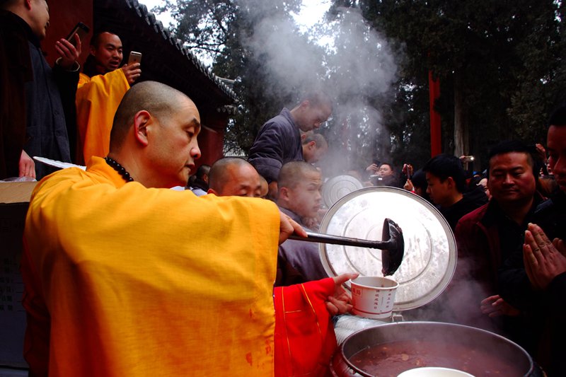 少林寺舉行“臘八節(jié)施粥法會”