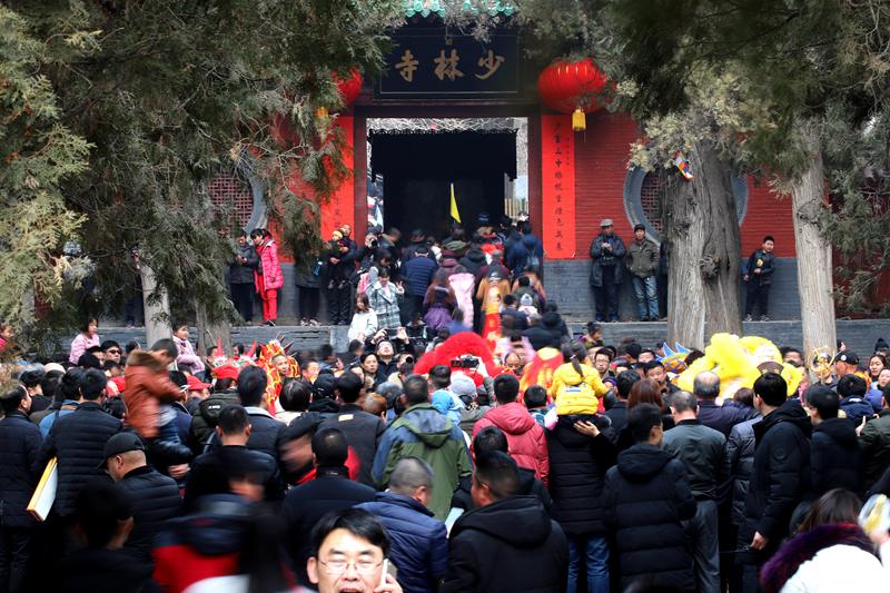 少林寺春節(jié)人潮洶涌祈福納祥一眼望不到頭