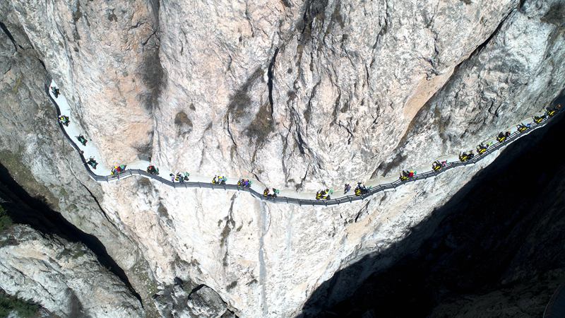 用生命倡導生態環境:志愿者千米懸崖棧道“飛檐走壁”騎共享電車呼吁環保