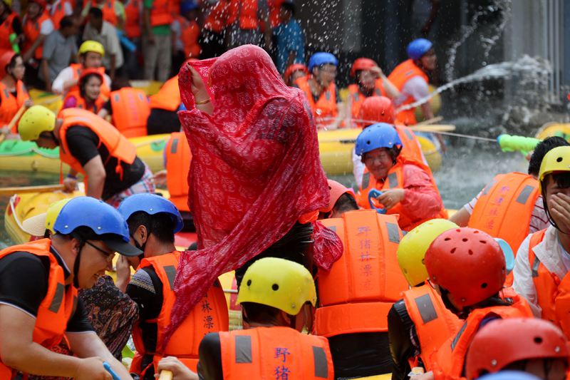 高溫難耐：民眾在河里“下餃子”漂流船變身碰碰車