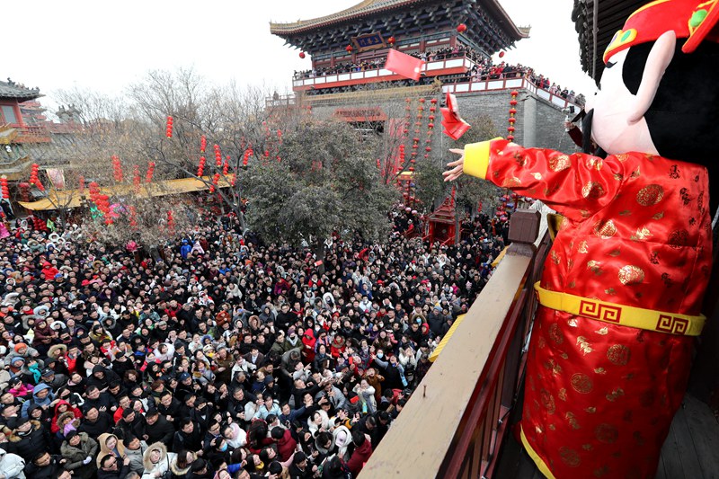 清明上河園“財(cái)神”組團(tuán)下紅包雨  游客人山人海翹首以盼