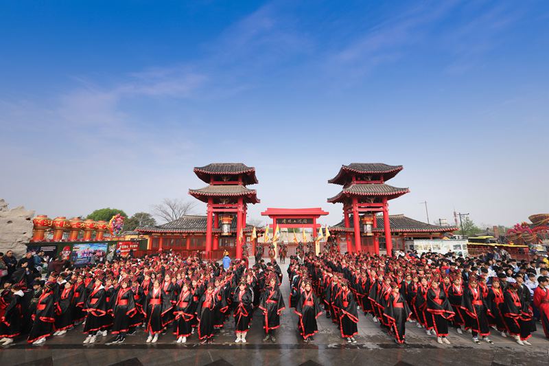 河南開封:五百學子穿古裝共誦《滿江紅》氣壯山河