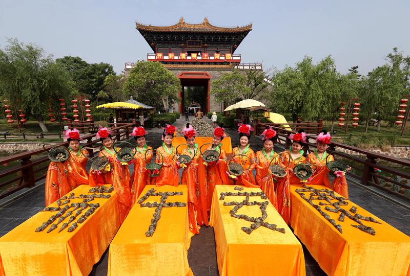 端午節：清明上河園萬枚粽子免費吃  “后宮佳麗”送甜蜜愿“端午安康”